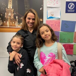 Berlitz-Orlando-Family-Program-Foto-de-Mae-com-dois-filhos-alunos-do-Berlitz