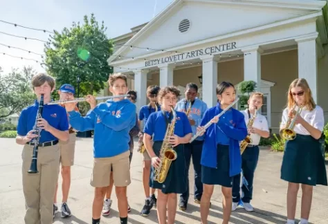 bollesMiddleschoolstudentplayinginstrumentsinfrontofLovettArtsCenter