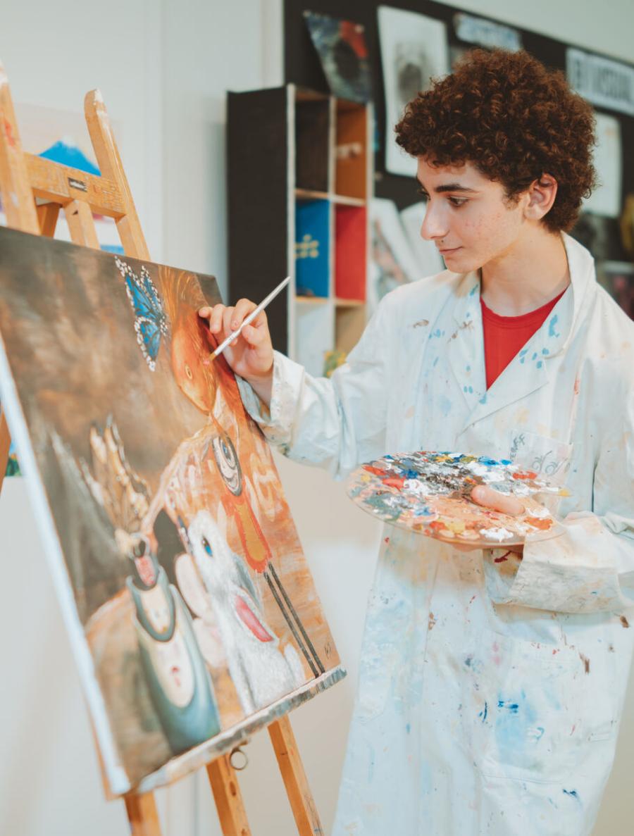 Aluno pintando